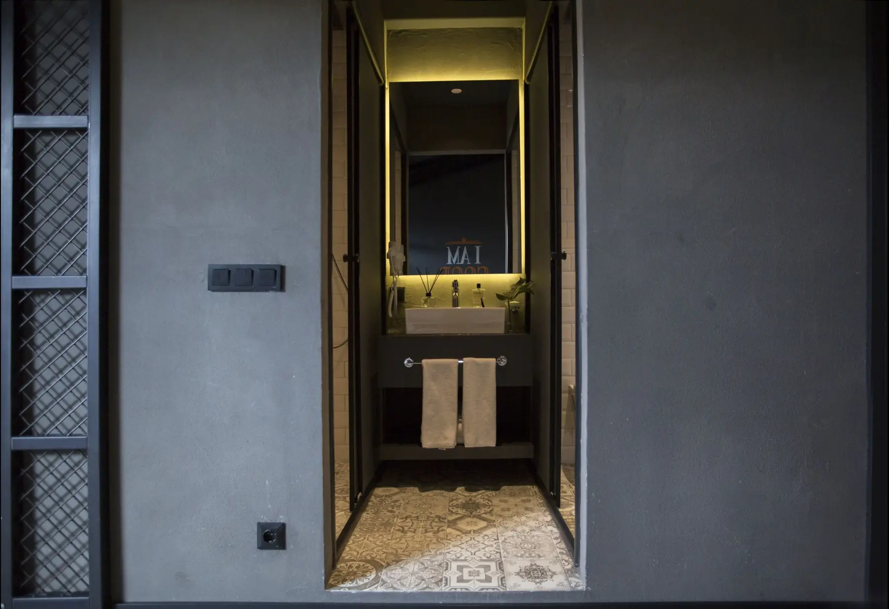 CITYLOFT 161 Penthouse: Banyo girişi ve aydınlatmalı ayna