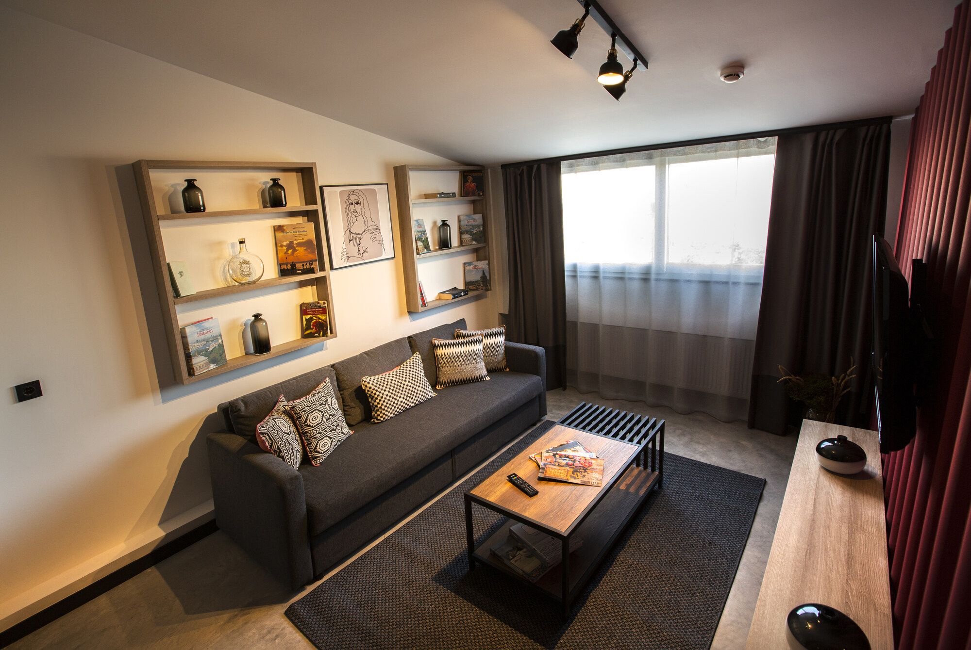 CITYLOFT 64 1+1: Salon, köşe kanepe ve raf ünitesi