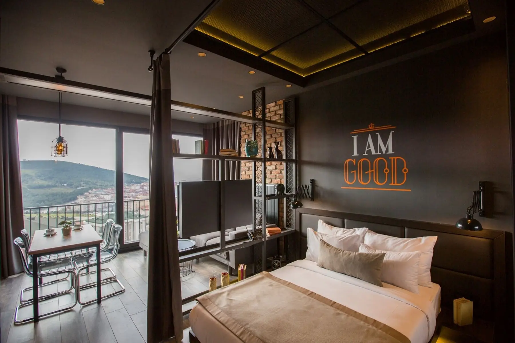 CITYLOFT 161 Corner Suite: Yatak, yemek masası ve geniş pencere