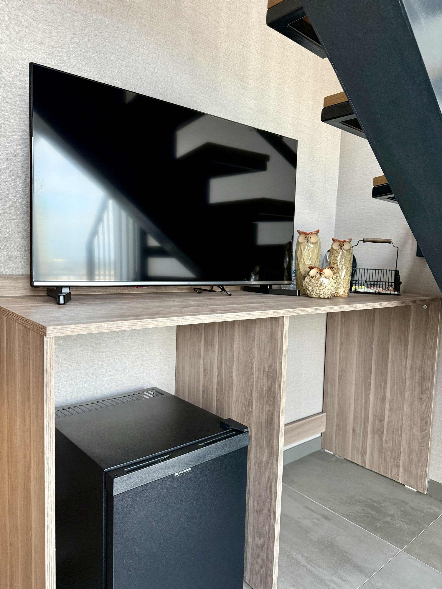 CITYLOFT 147 Loft Suite: ТВ-тумба, рабочая стойка и мини-холодильник