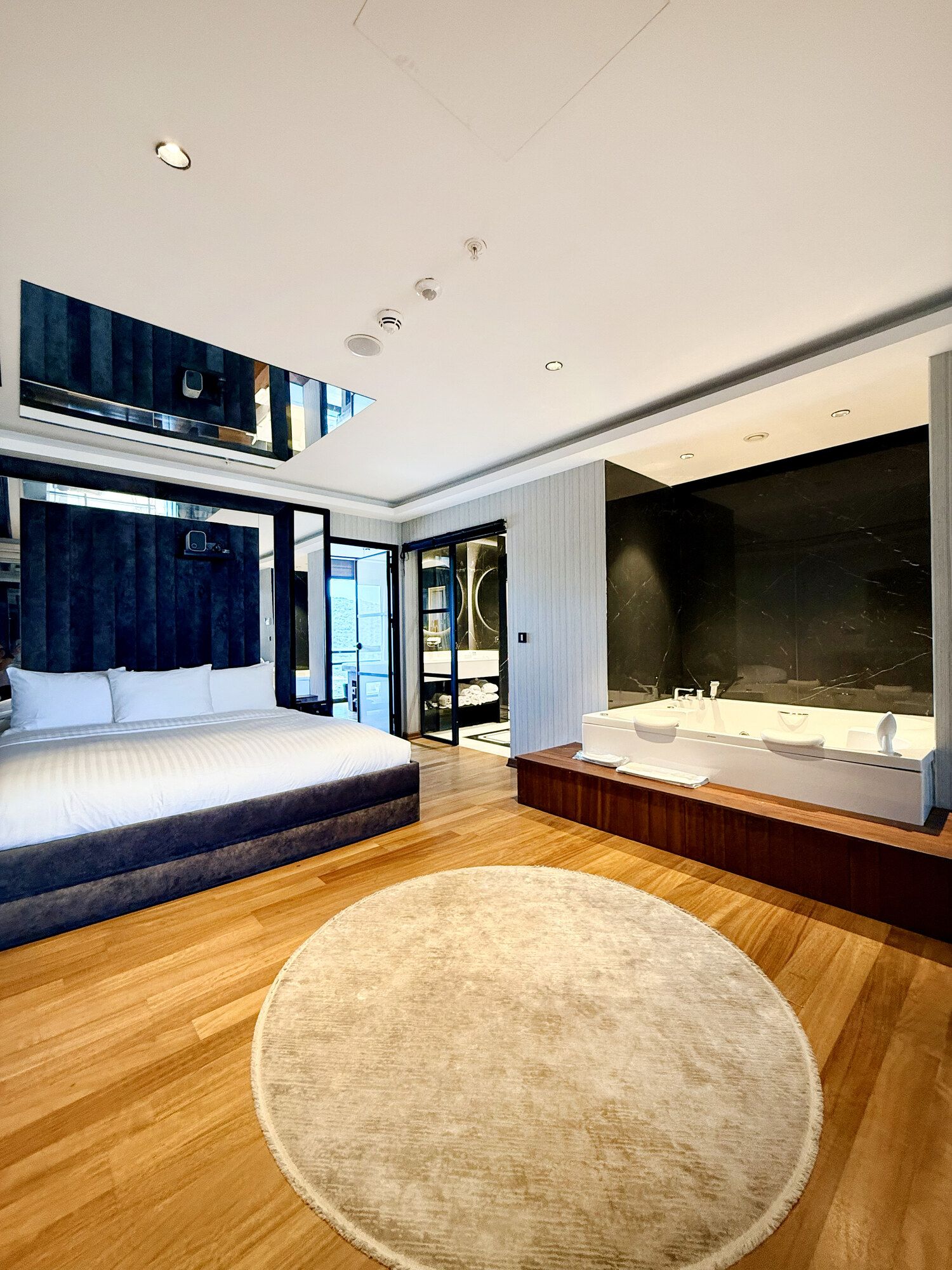 CITYLOFT 175 Presidential Suite: Yatak odasında jakuzi ve yuvarlak halı
