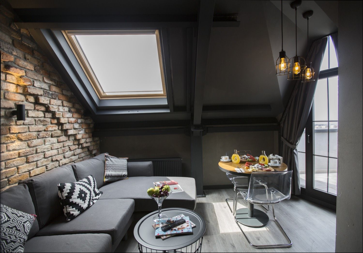 CITYLOFT 161 Corner Suite with Terrace: Tuğla duvar, çatı penceresi ve köşe kanepe
