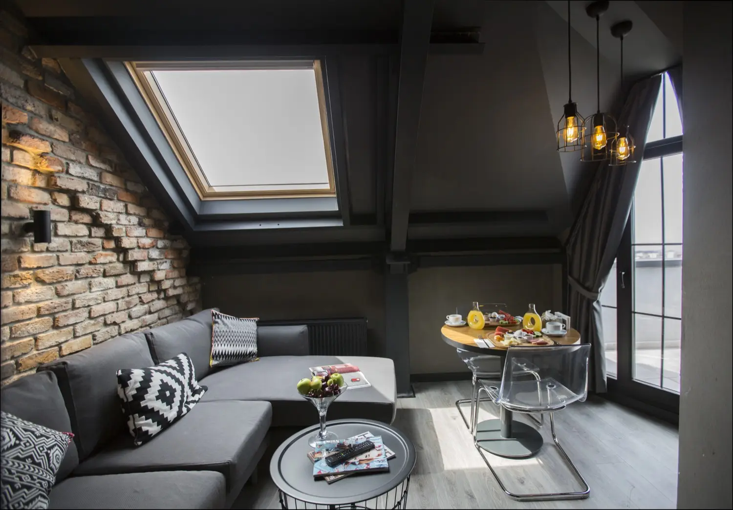 CITYLOFT 161 Corner Suite with Terrace: Tuğla duvar, çatı penceresi ve köşe kanepe
