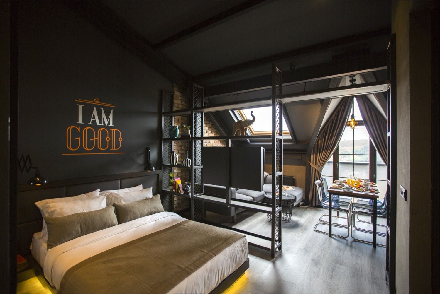 CITYLOFT 161 Penthouse: Çatı katında, çatı pencereli yatak odası ve salon