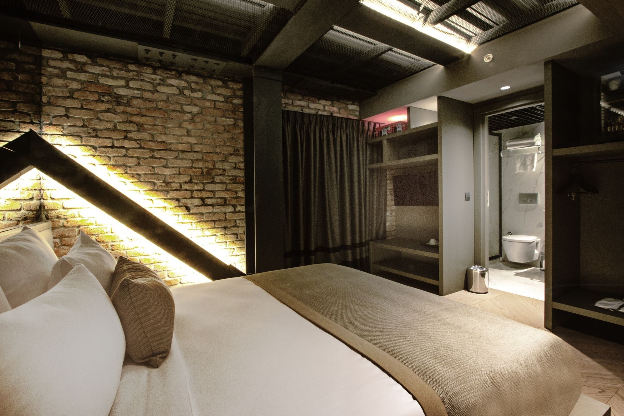 CITYLOFT 81 Deluxe Room: Çatı katında çift kişilik yatak ve banyo girişi