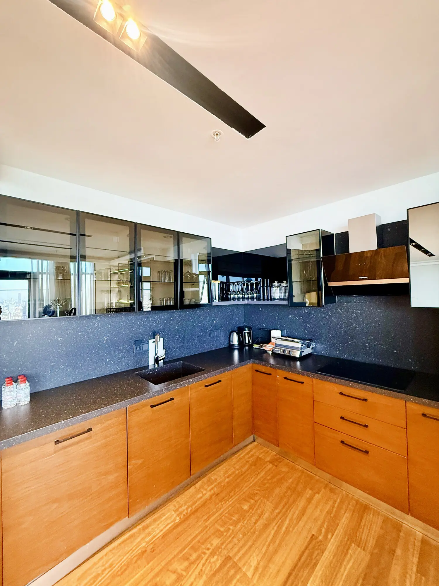 CITYLOFT 175 Presidential Suite: Ahşap dolaplı, tam donanımlı mutfak