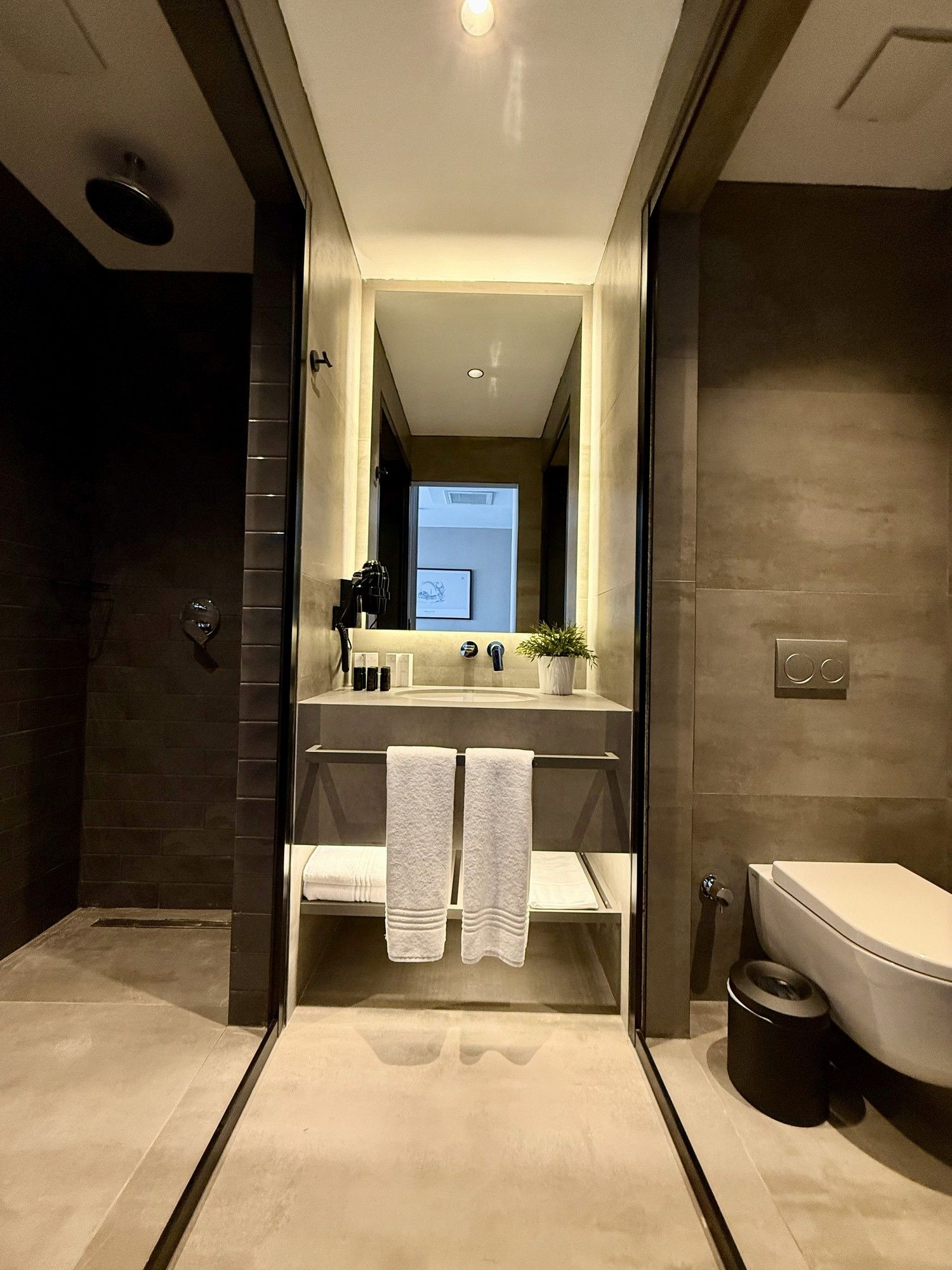 CITYLOFT 147 Jacuzzi Suite with City view: Aydınlatmalı ayna, lavabo ve duş alanı