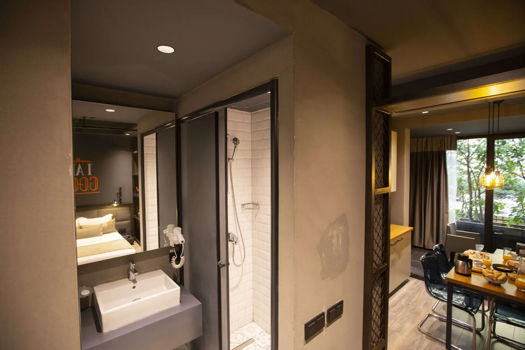 CITYLOFT 161 Junior Jacuzzi Suite: Lavabo, duş kabini ve yemek köşesi
