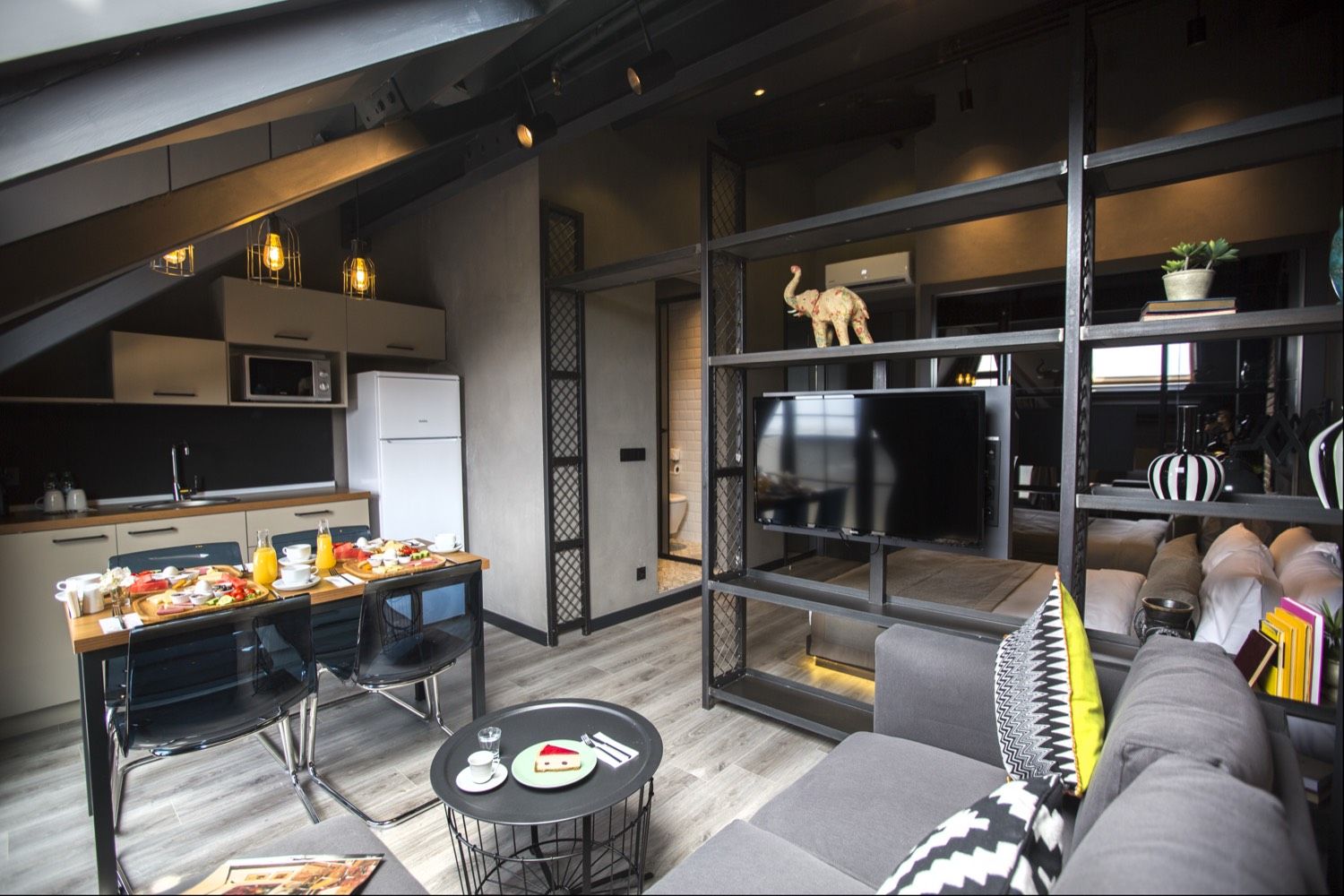CITYLOFT 161 Penthouse: Çatı katında açık mutfak, kahvaltı masası ve kanepe