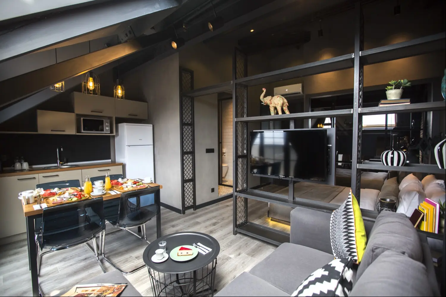 CITYLOFT 161 Penthouse: Çatı katında açık mutfak, kahvaltı masası ve kanepe
