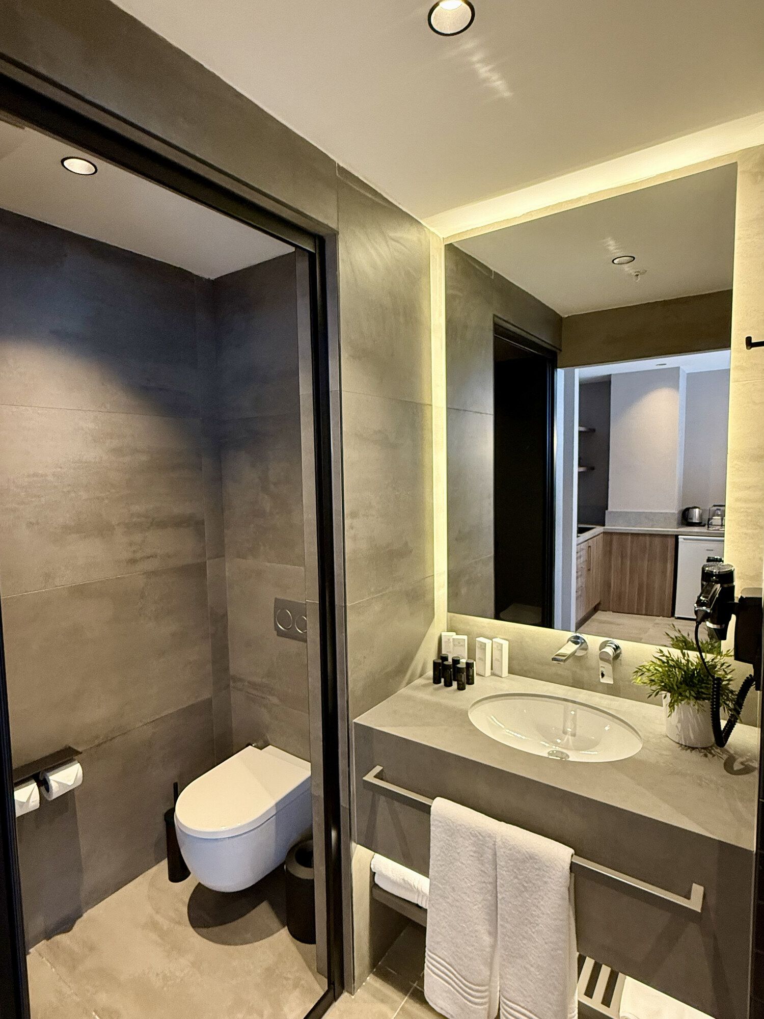 CITYLOFT 147 Loft Suite with Jacuzzi City view: Aydınlatmalı aynalı lavabo ve asma klozet
