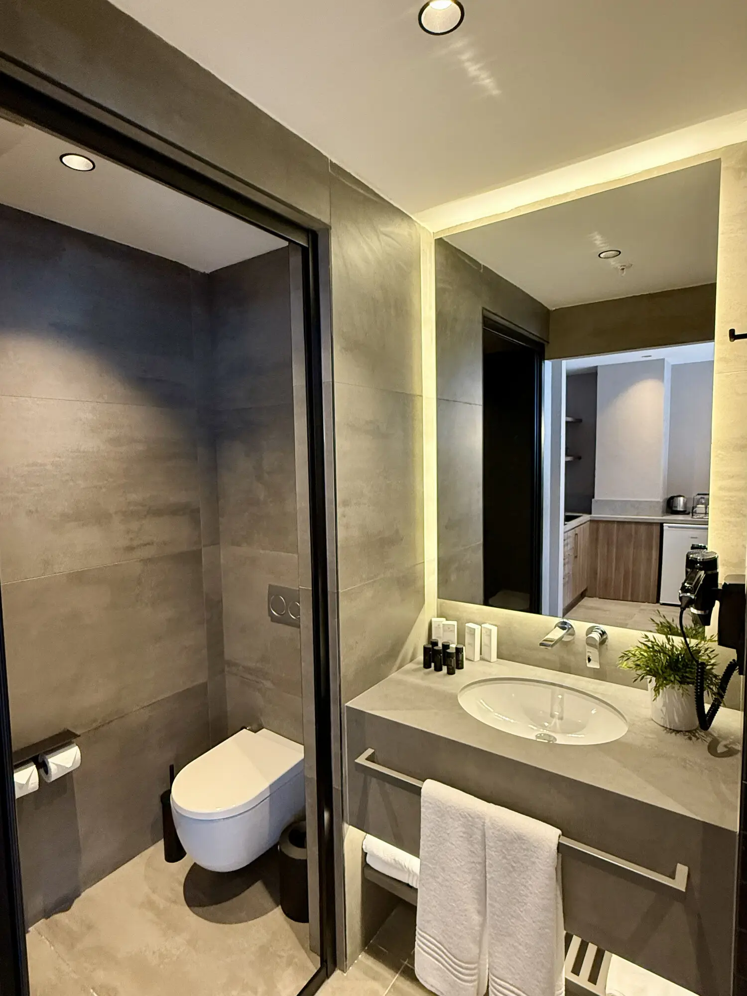 CITYLOFT 147 Loft Suite with Jacuzzi City view: Aydınlatmalı aynalı lavabo ve asma klozet