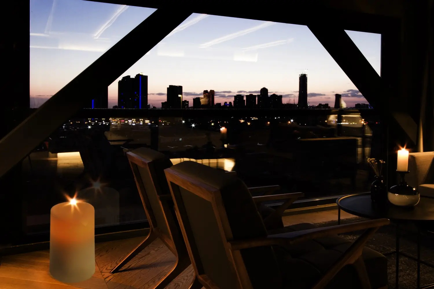 CITYLOFT 81 Jacuzzi Suite: Akşam şehir silueti manzaralı oturma köşesi