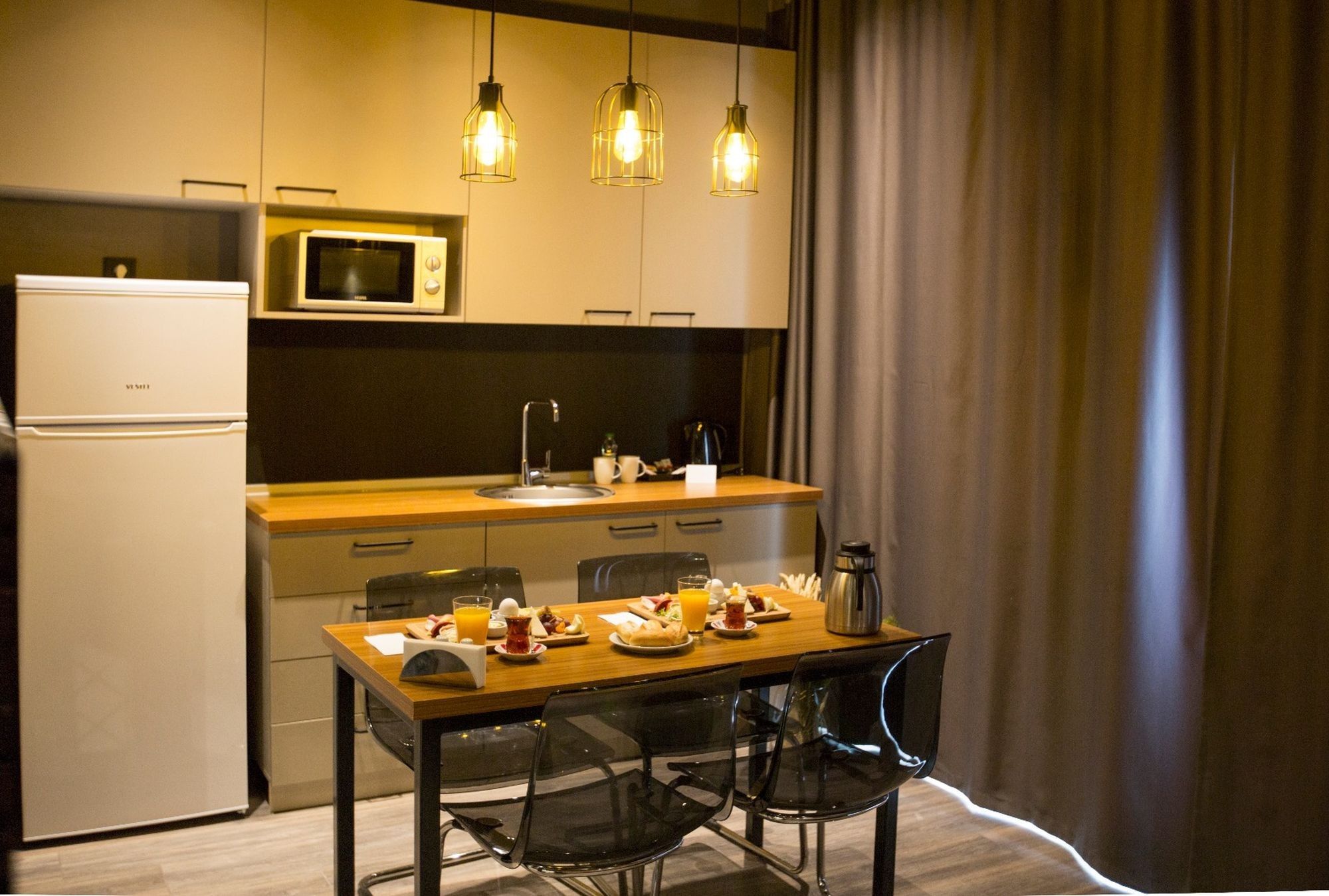 CITYLOFT 161 One Bedroom Standart: Buzdolabı ve mikrodalgalı mutfak, yemek masası