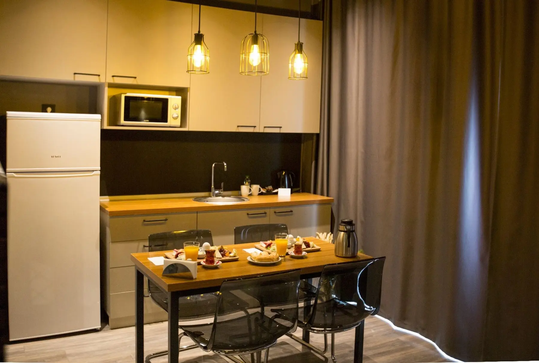 CITYLOFT 161 One Bedroom Standart: Buzdolabı ve mikrodalgalı mutfak, yemek masası