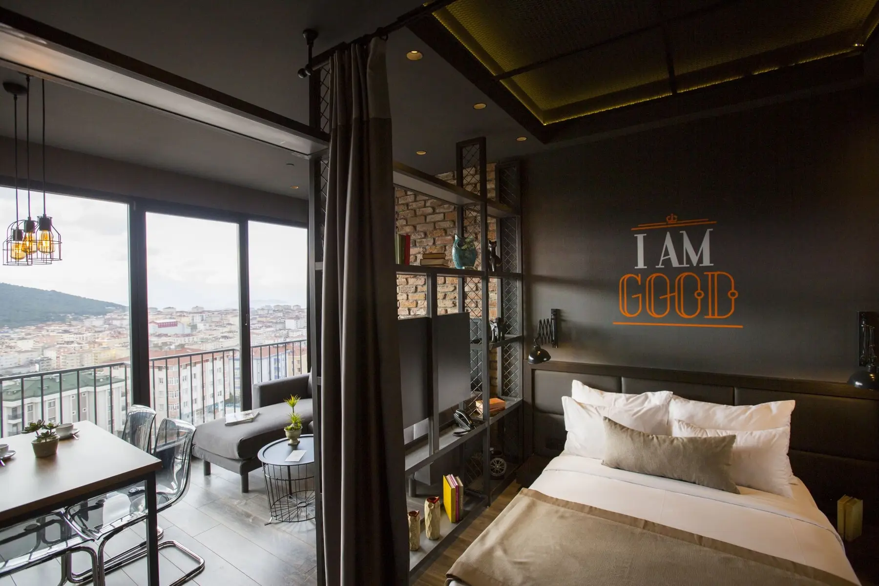 CITYLOFT 161 Corner Suite: Yatak ve köşe pencerelerden şehir manzarası