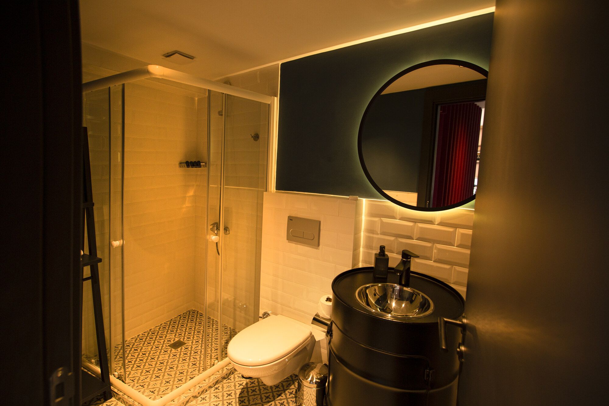 CITYLOFT 64 Garden Studio: Yuvarlak aynalı lavabo ve cam duş kabini
