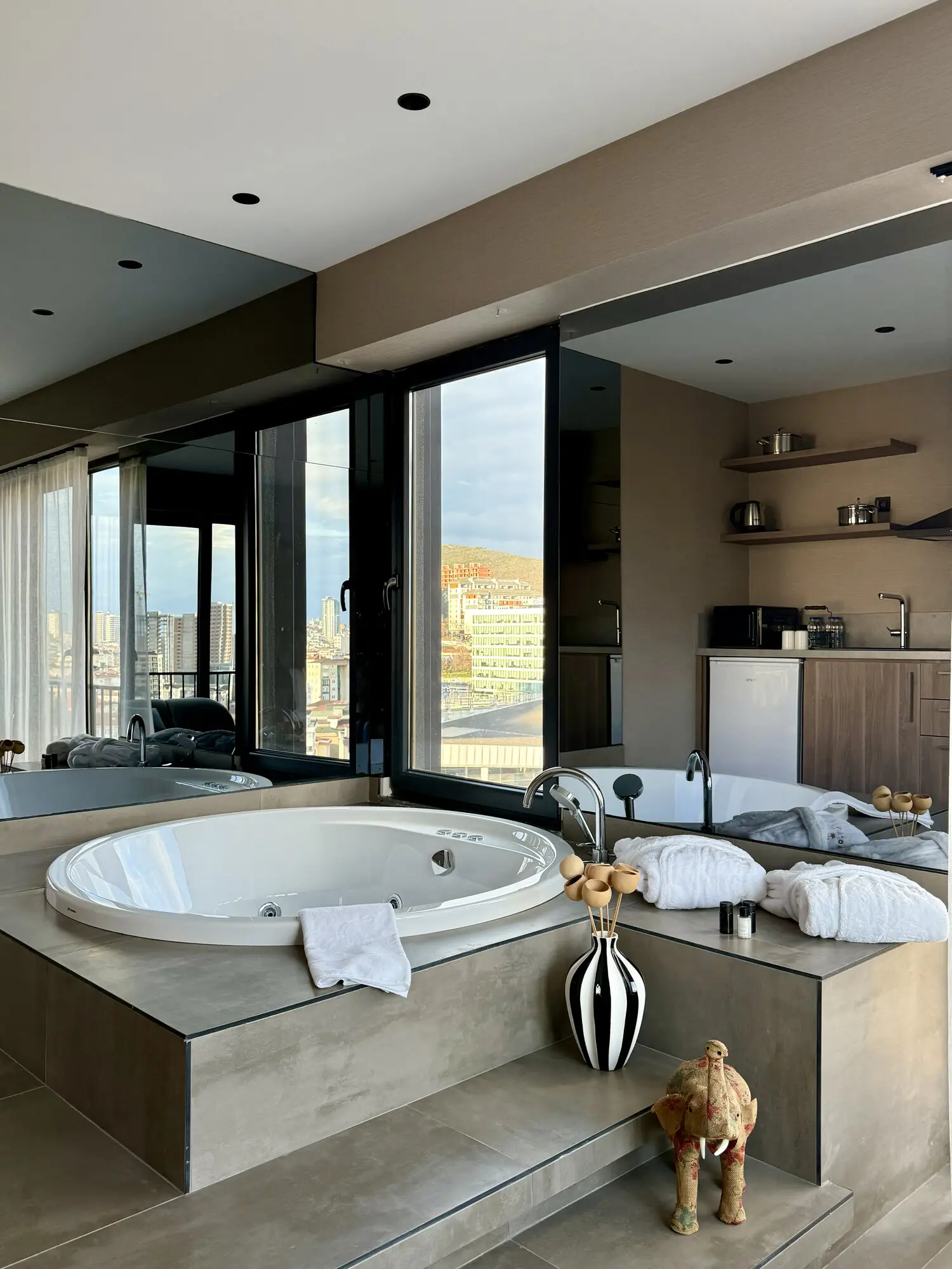CITYLOFT 147 Jacuzzi Suite with Sea view: Yükseltilmiş platformda jakuzi ve mutfak köşesi