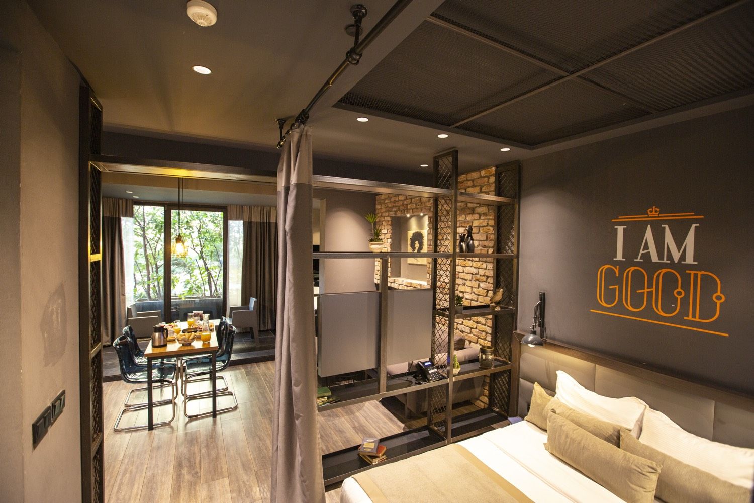 CITYLOFT 161 Junior Jacuzzi Suite: Yatak ve arka planda yemek köşesi