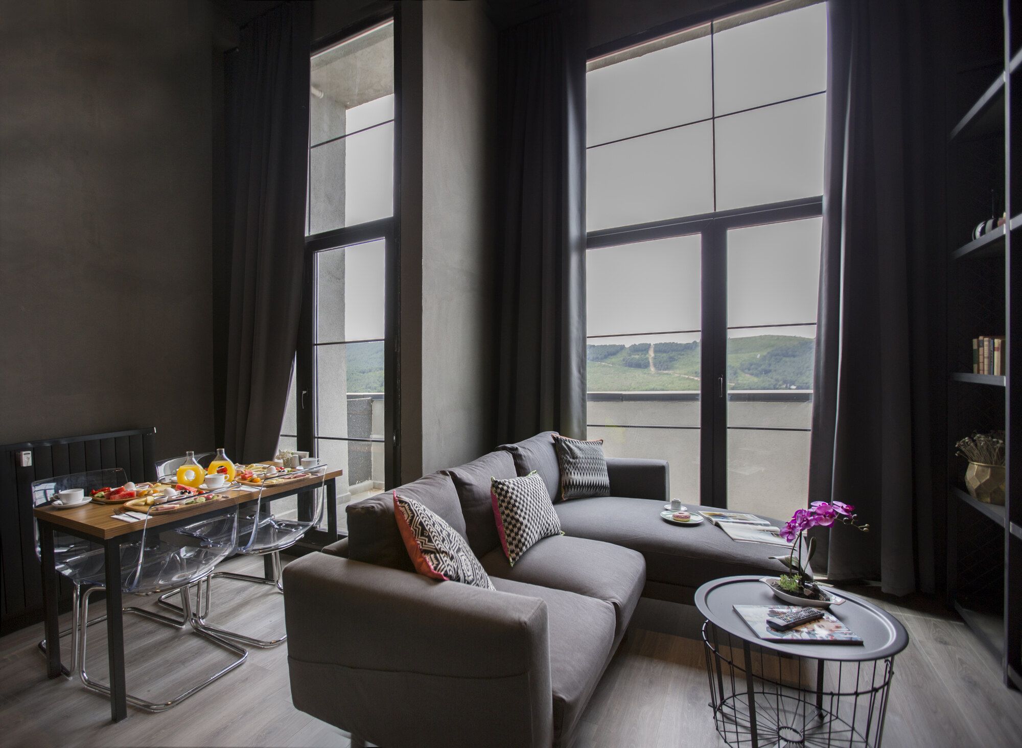CITYLOFT 161 Loft Suite: Yüksek tavanlı salon, köşe kanepe ve kahvaltı masası