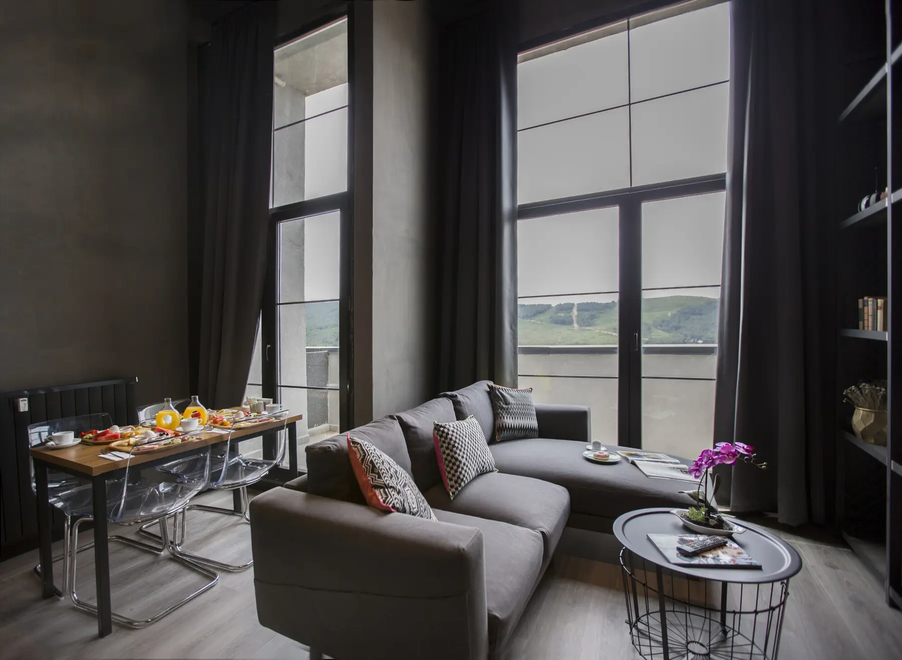 CITYLOFT 161 Loft Suite: Yüksek tavanlı salon, köşe kanepe ve kahvaltı masası