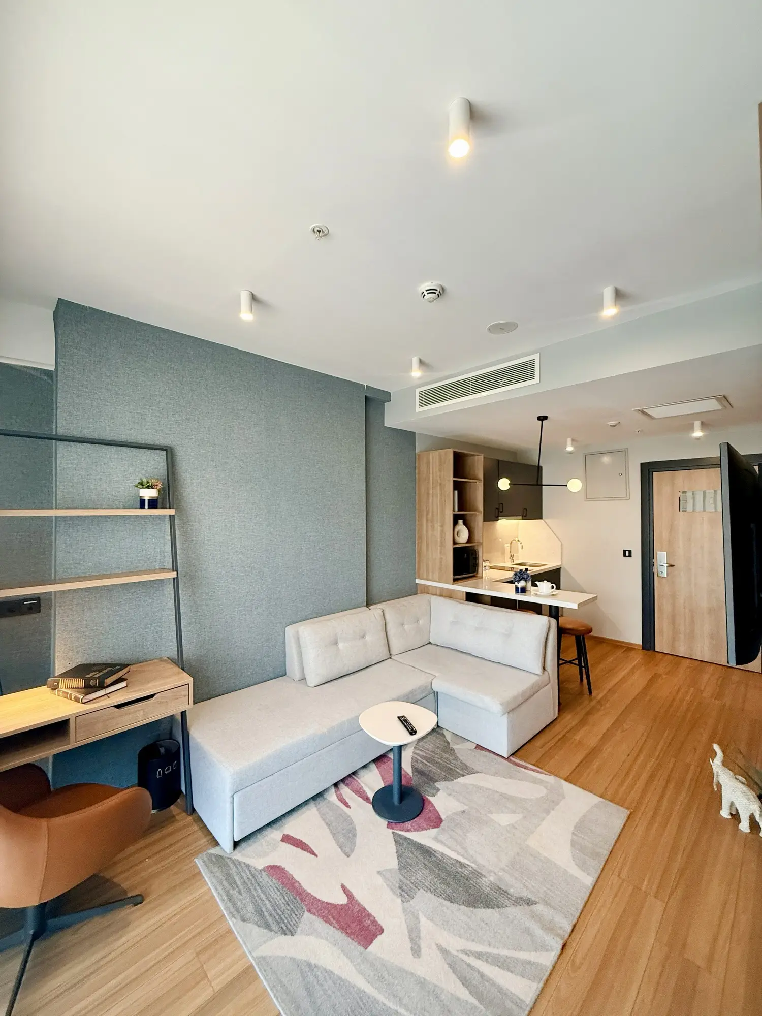 CITYLOFT 175 Deluxe Suite: L kanepe, çalışma masası ve açık mutfak