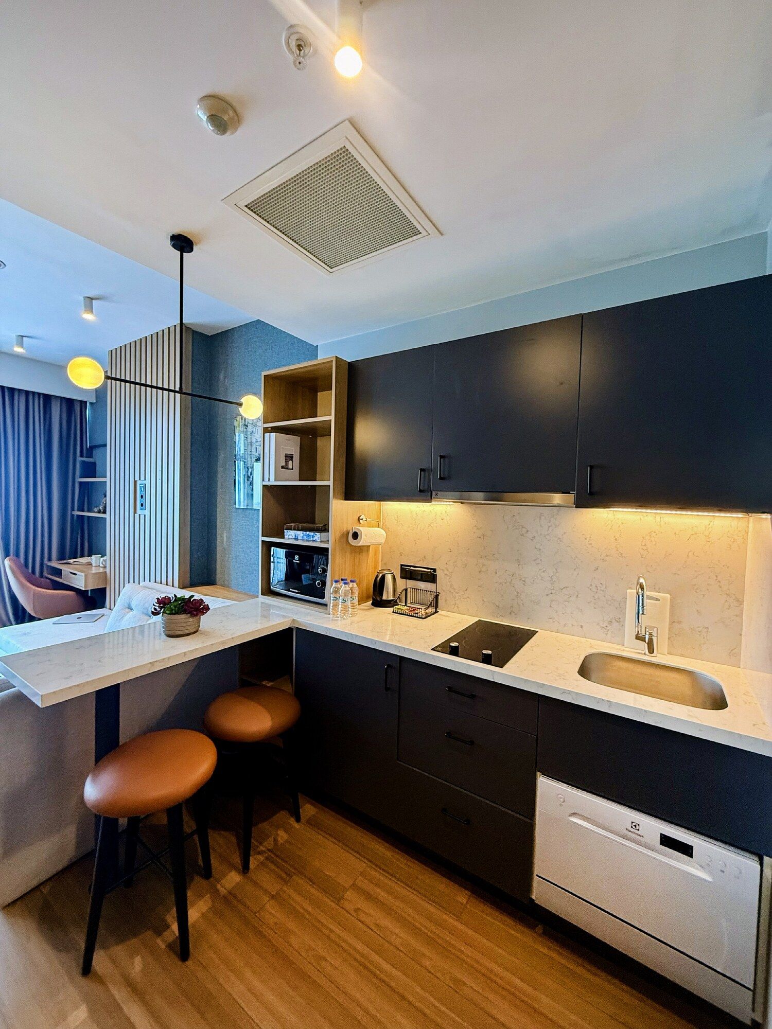 CITYLOFT 175 One Bedroom Sea: Ankastre ocaklı mutfak ve bar tezgâhı