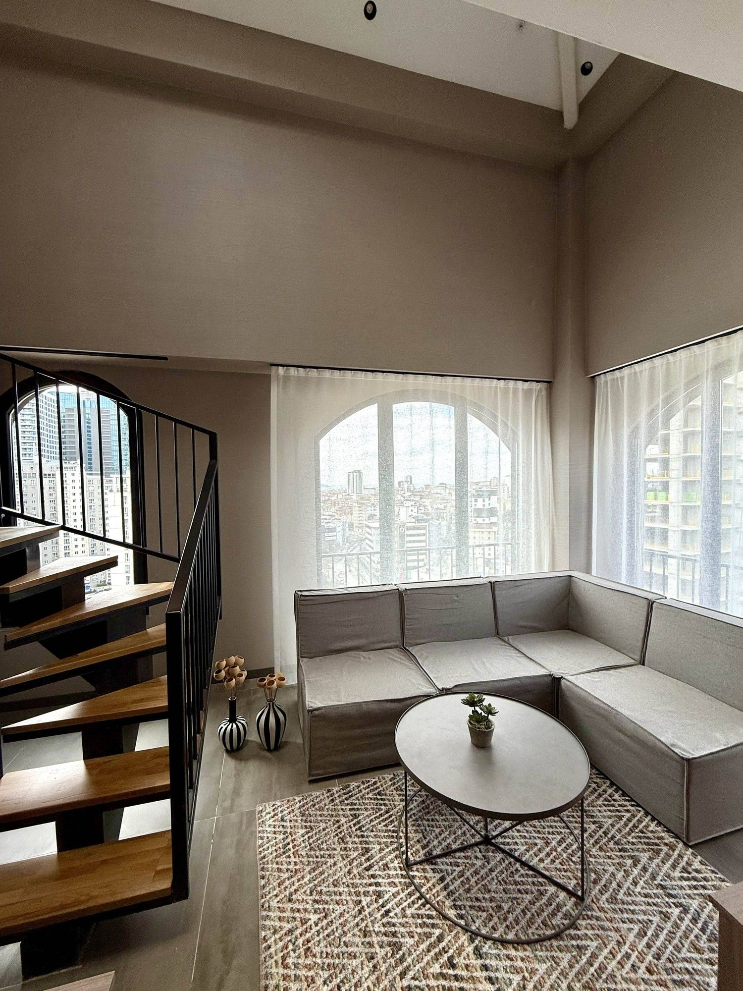 CITYLOFT 147 Loft Suite with Jacuzzi Sea view: Kemerli pencere önünde L koltuk ve merdiven