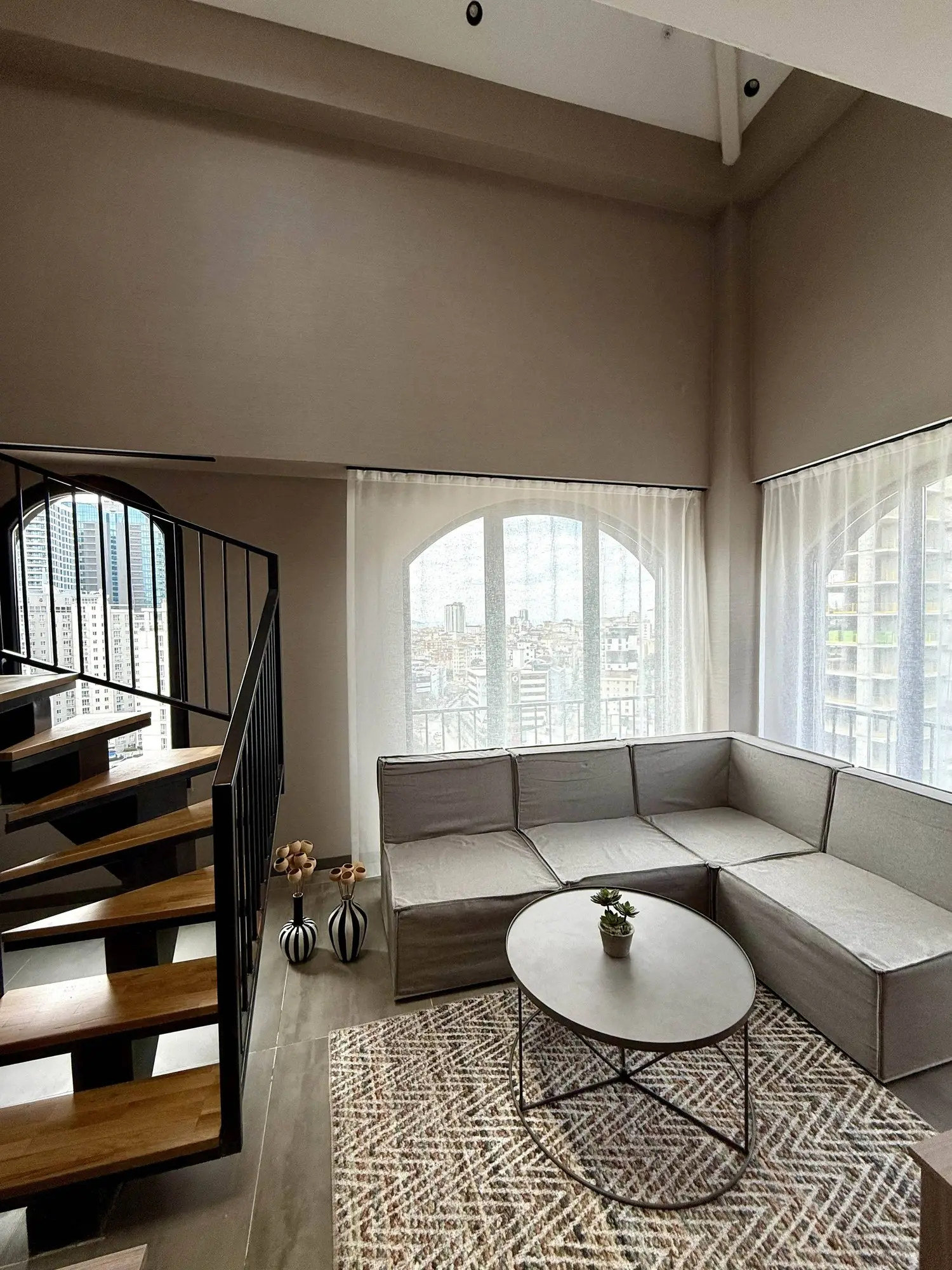CITYLOFT 147 Loft Suite with Jacuzzi Sea view: Kemerli pencere önünde L koltuk ve merdiven