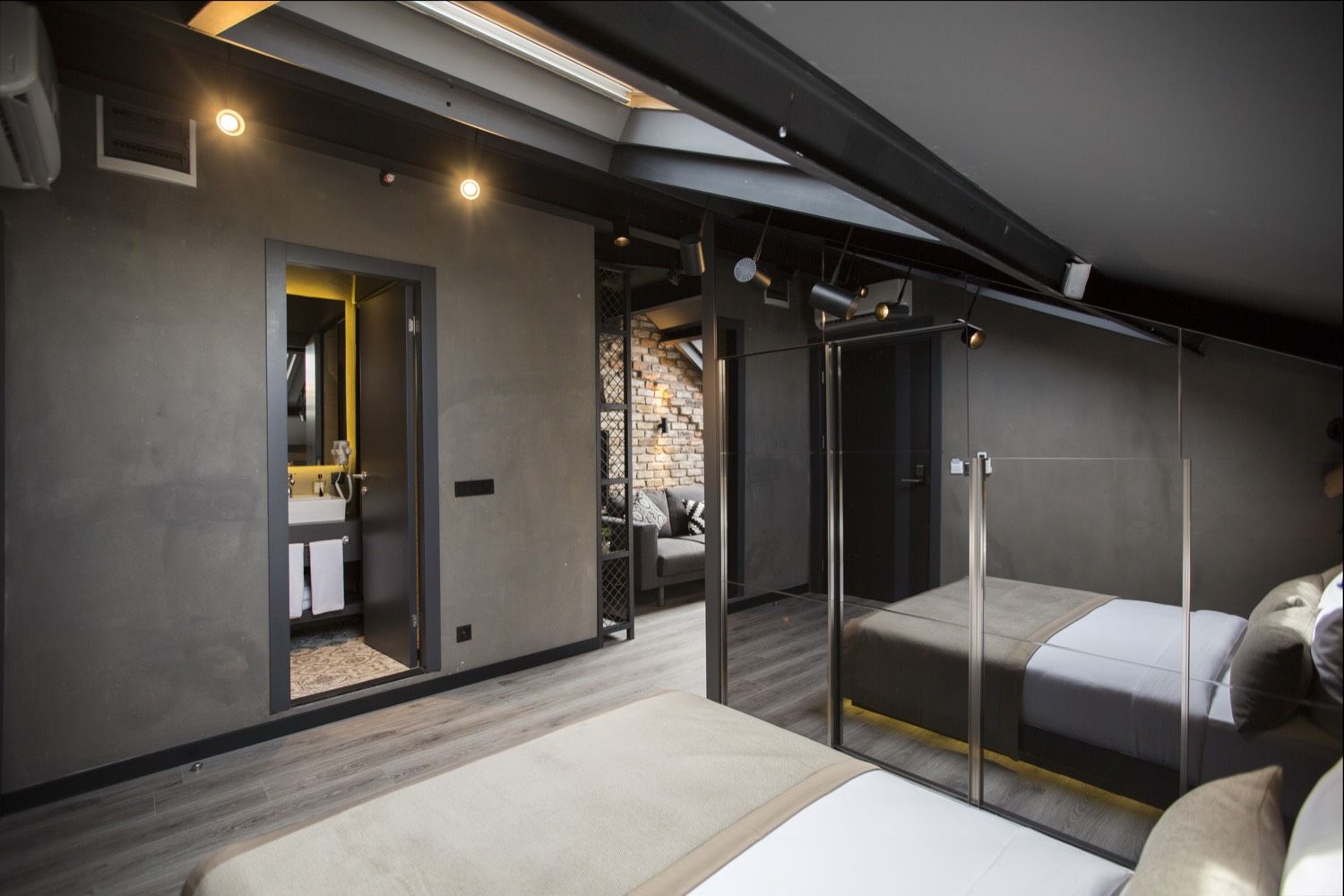 CITYLOFT 161 Corner Suite with Jacuzzi City view: Yatak, cam bölmeli banyo ve giriş