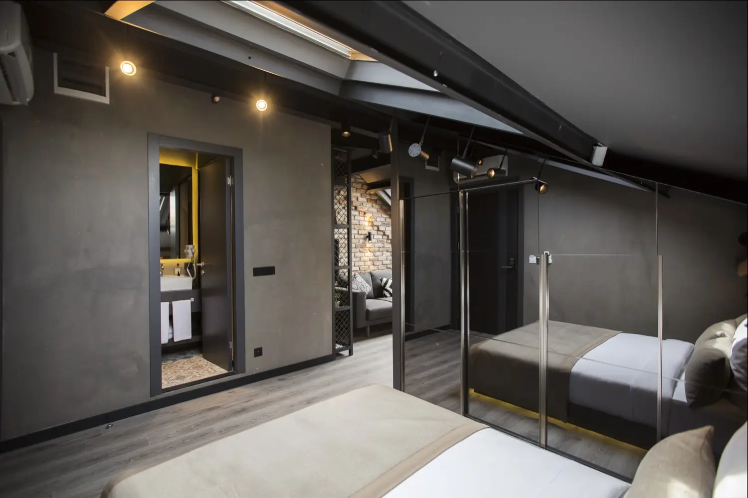 CITYLOFT 161 Corner Suite with Jacuzzi City view: Yatak, cam bölmeli banyo ve giriş
