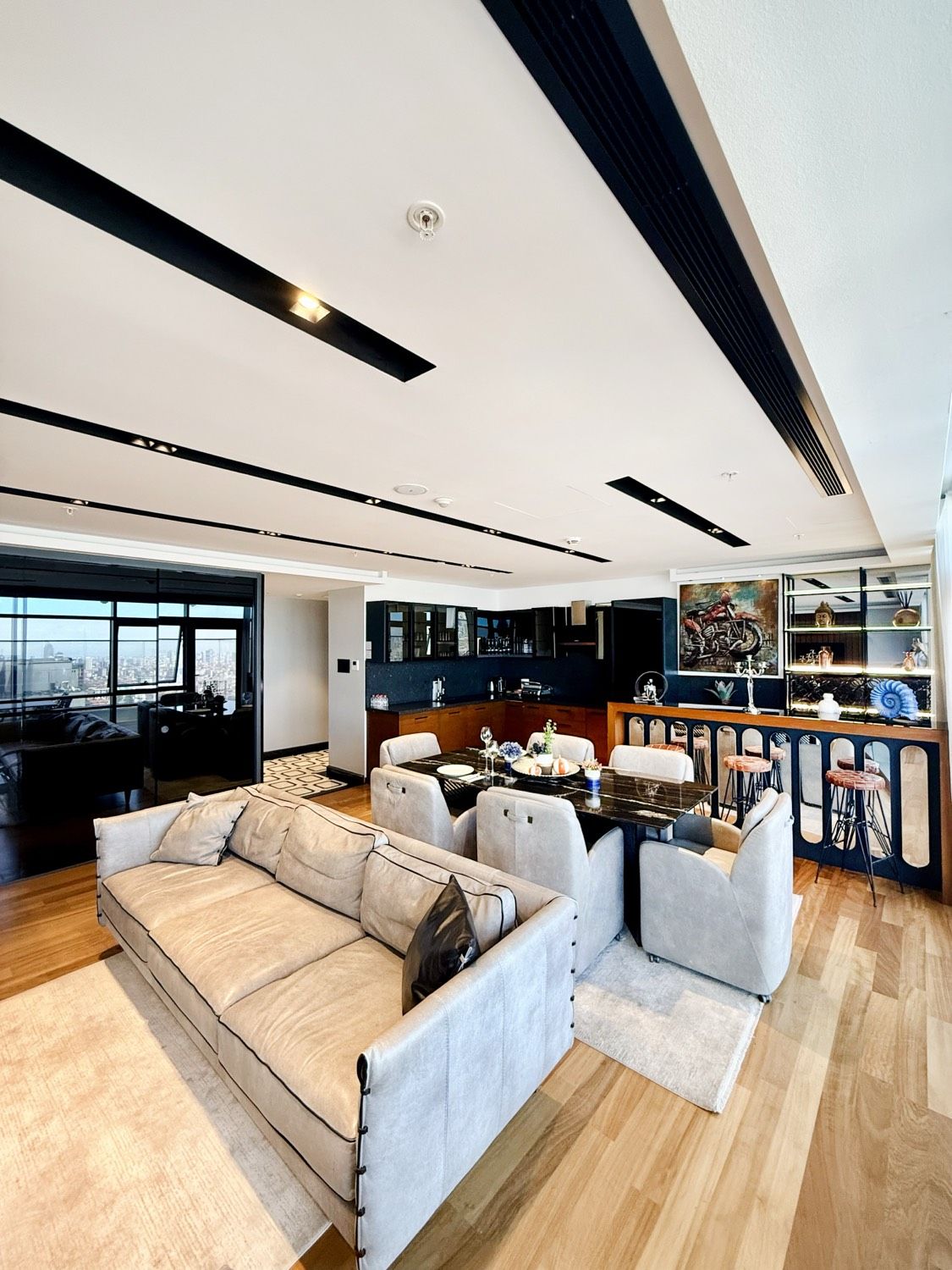 CITYLOFT 175 Presidential Suite: Salon, yemek masası ve raf duvarı