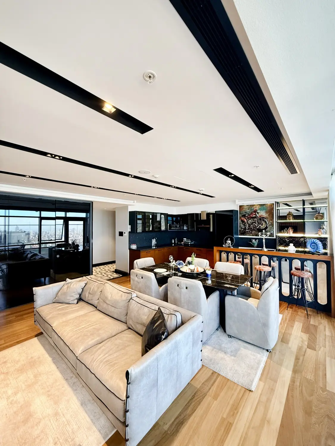 CITYLOFT 175 Presidential Suite: Salon, yemek masası ve raf duvarı