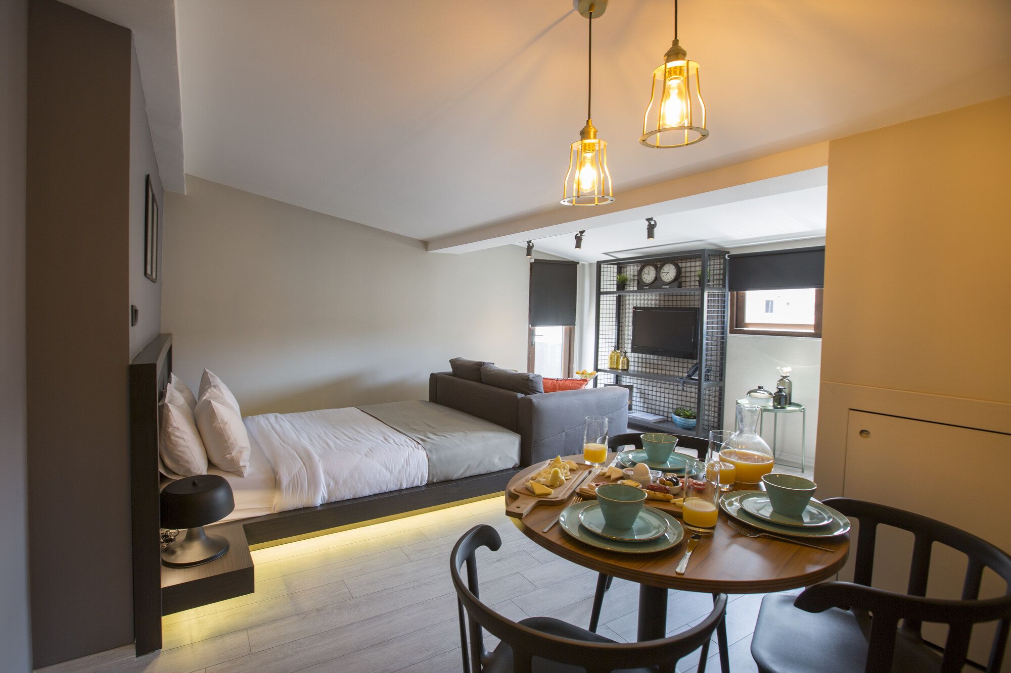 CITYLOFT 36 Studio Suite with Terrace: Kahvaltı hazırlanmış yuvarlak masa ve yatak