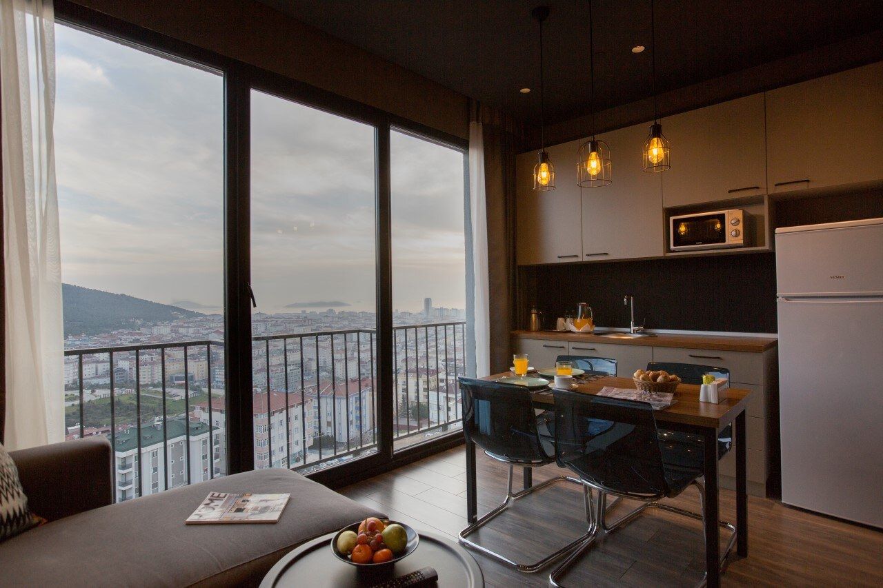 CITYLOFT 161 One Bedroom Standart: Geniş pencereli salon, mutfak ve yemek masası