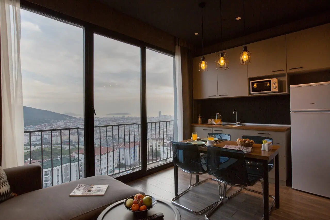 CITYLOFT 161 One Bedroom Standart: Geniş pencereli salon, mutfak ve yemek masası