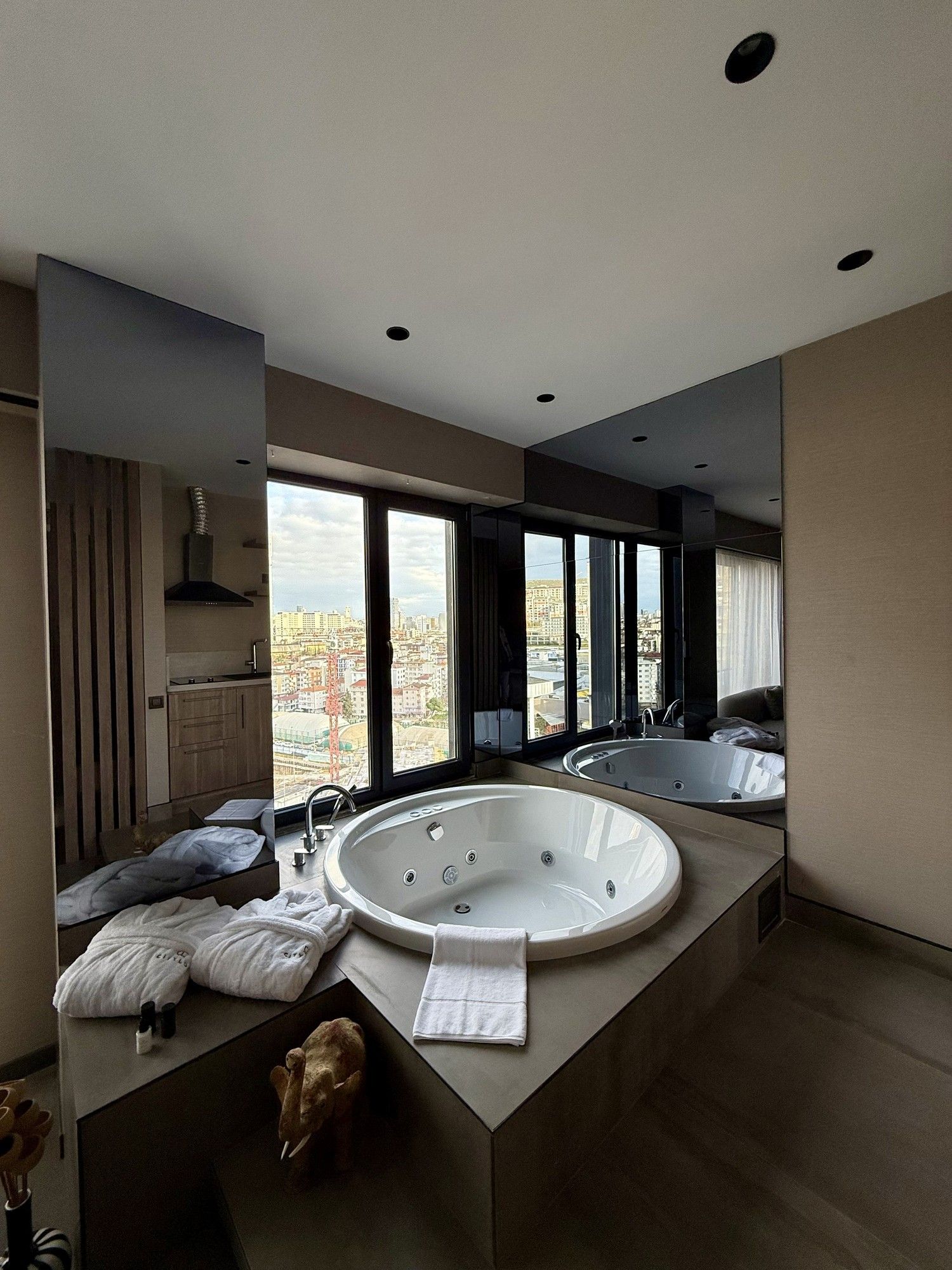 CITYLOFT 147 Jacuzzi Suite with City view: Yükseltilmiş platformdaki jakuzi