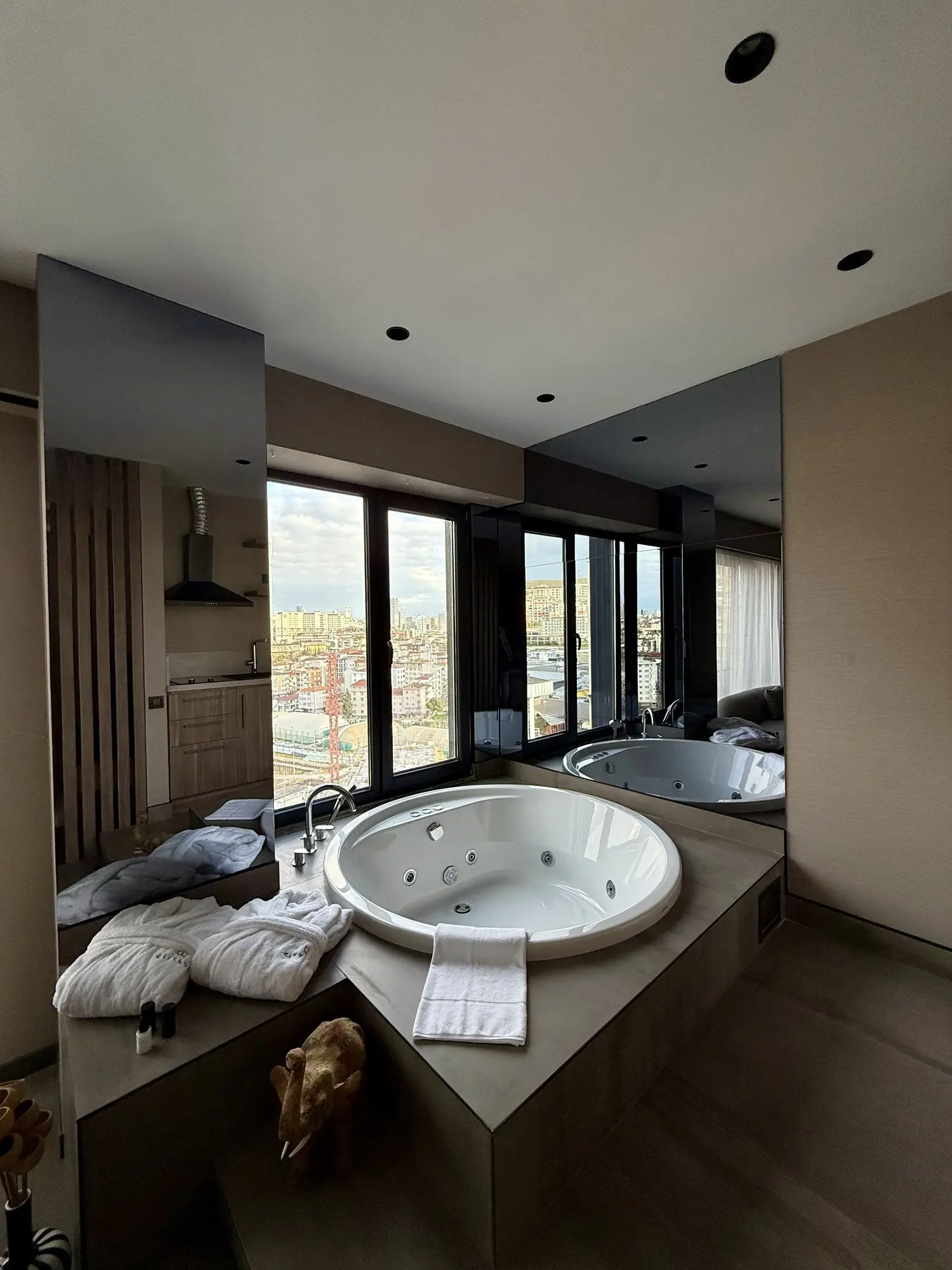 CITYLOFT 147 Jacuzzi Suite with City view: Yükseltilmiş platformdaki jakuzi