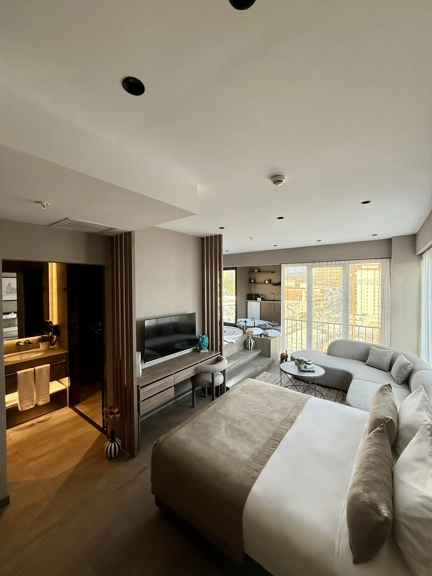 CITYLOFT 147 Jacuzzi Suite with Sea view: Çift kişilik yatak, TV ünitesi ve köşe kanepe