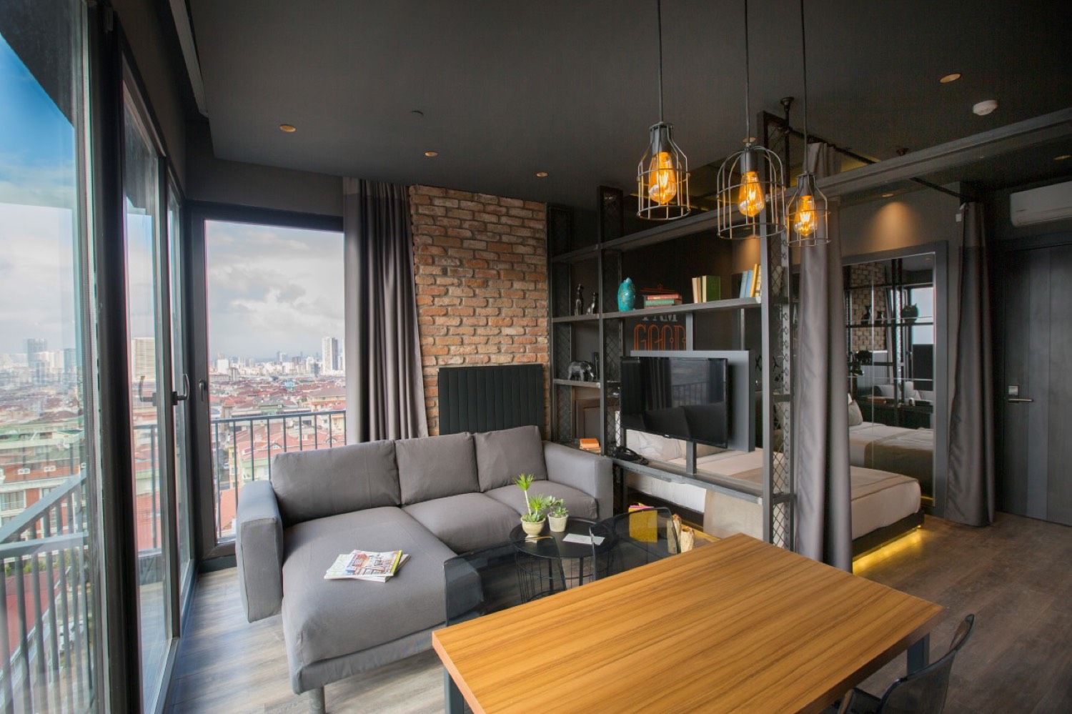 CITYLOFT 161 Corner Suite: Köşe pencereli salon, kanepe ve yemek masası