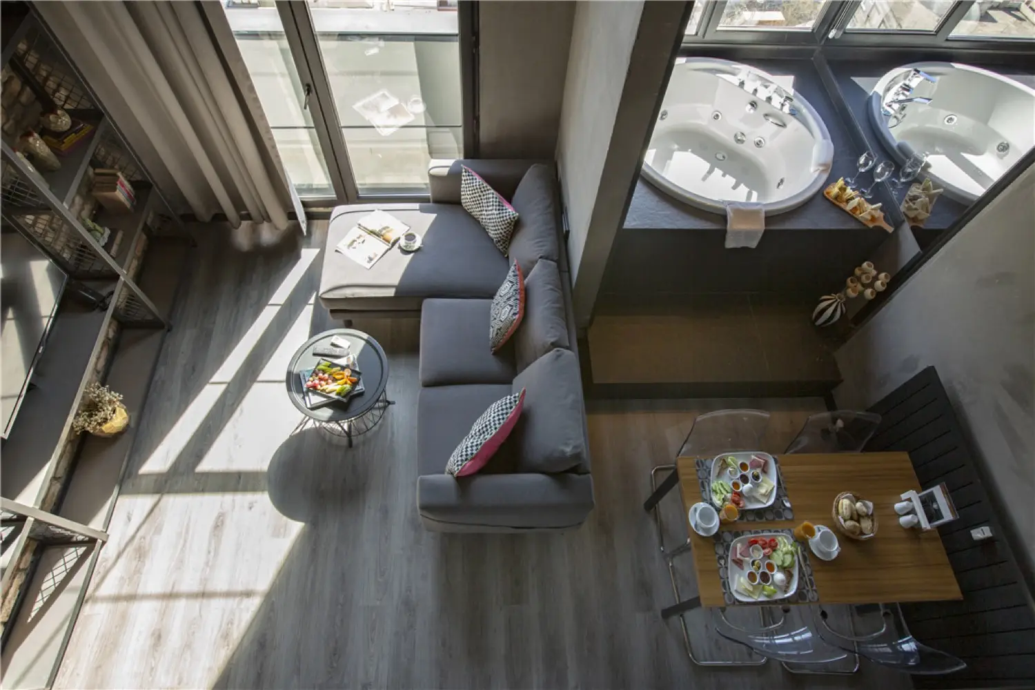 CITYLOFT 161 Loft Suite with Jacuzzi: Üstten bakış: jakuzi, oturma alanı ve yemek masası