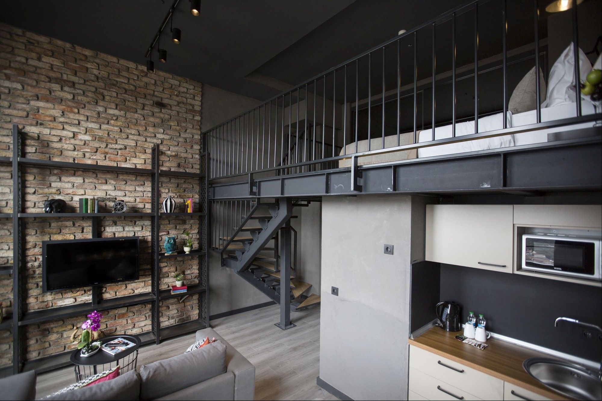 CITYLOFT 161 Loft Suite: Üst katta yatak odası, altta mutfak ve TV ünitesi