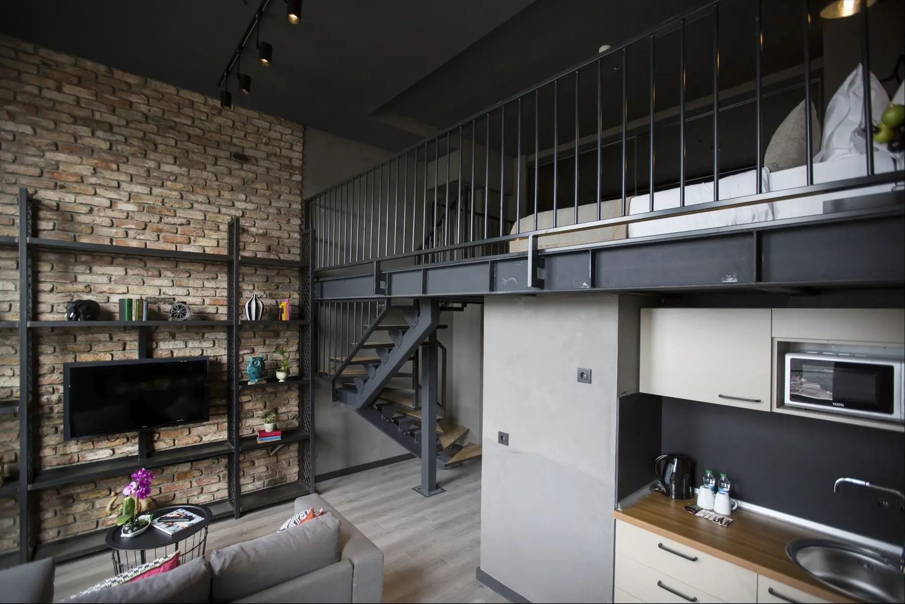 CITYLOFT 161 Loft Suite: Üst katta yatak odası, altta mutfak ve TV ünitesi