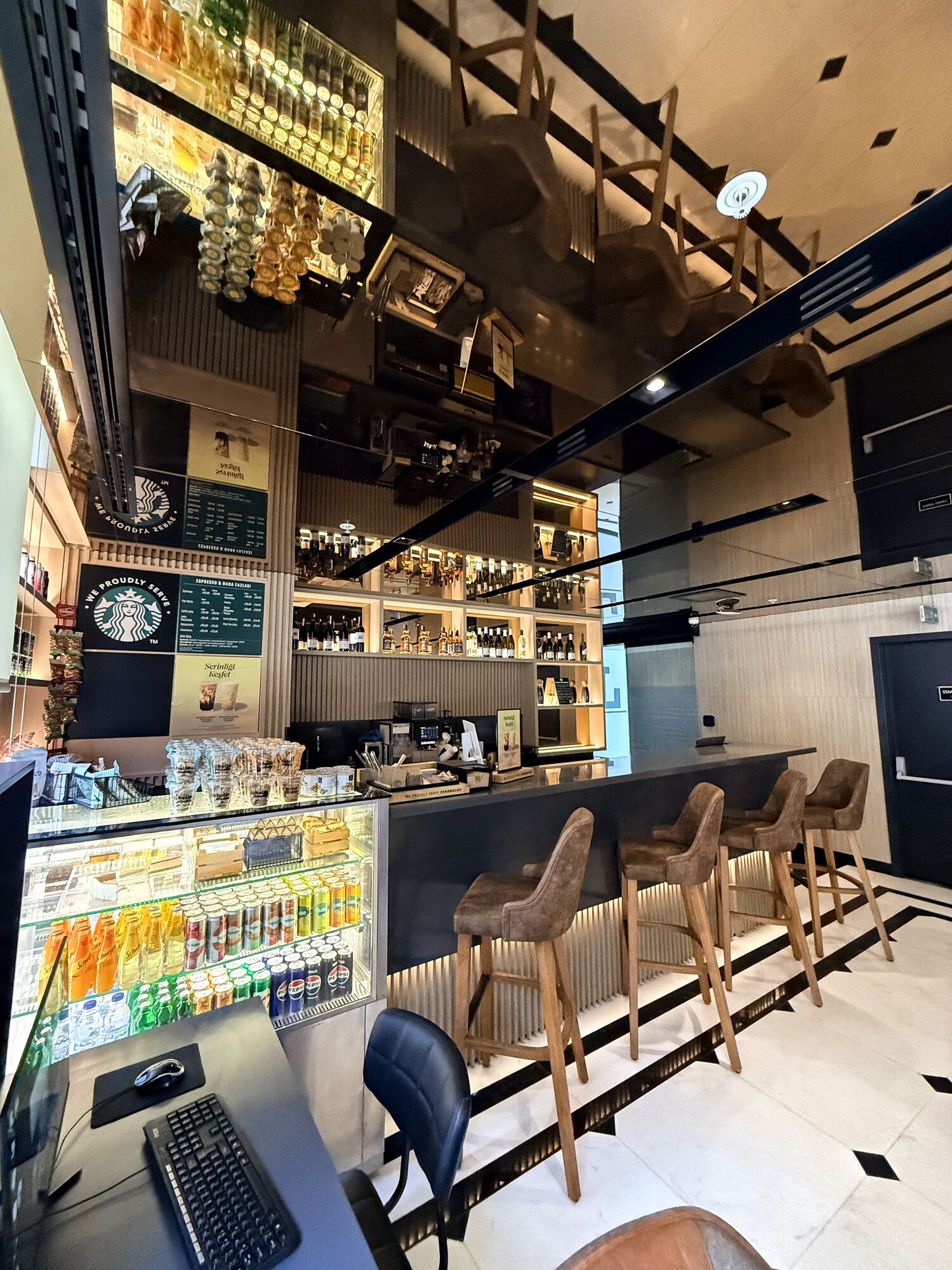 CITYLOFT 175: Kafe tezgâhı, vitrin ve bar tabureleri