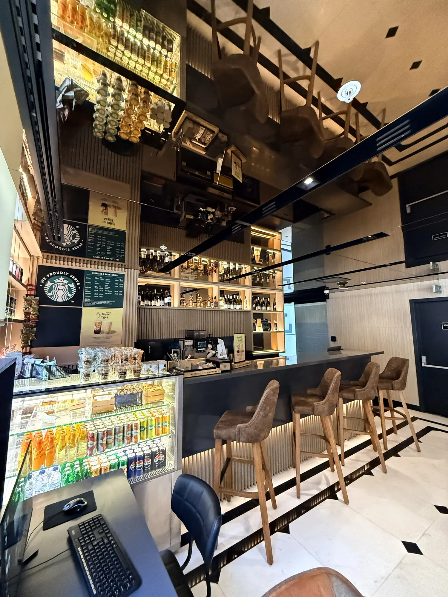CITYLOFT 175: Kafe tezgâhı, vitrin ve bar tabureleri