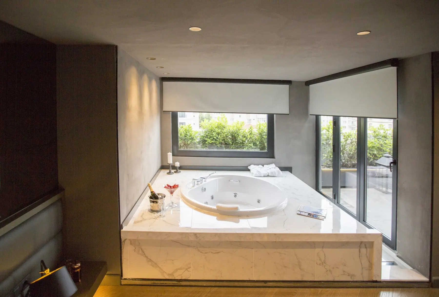 CITYLOFT 81 Jacuzzi Suite: Pencere önünde mermer kaplı jakuzi