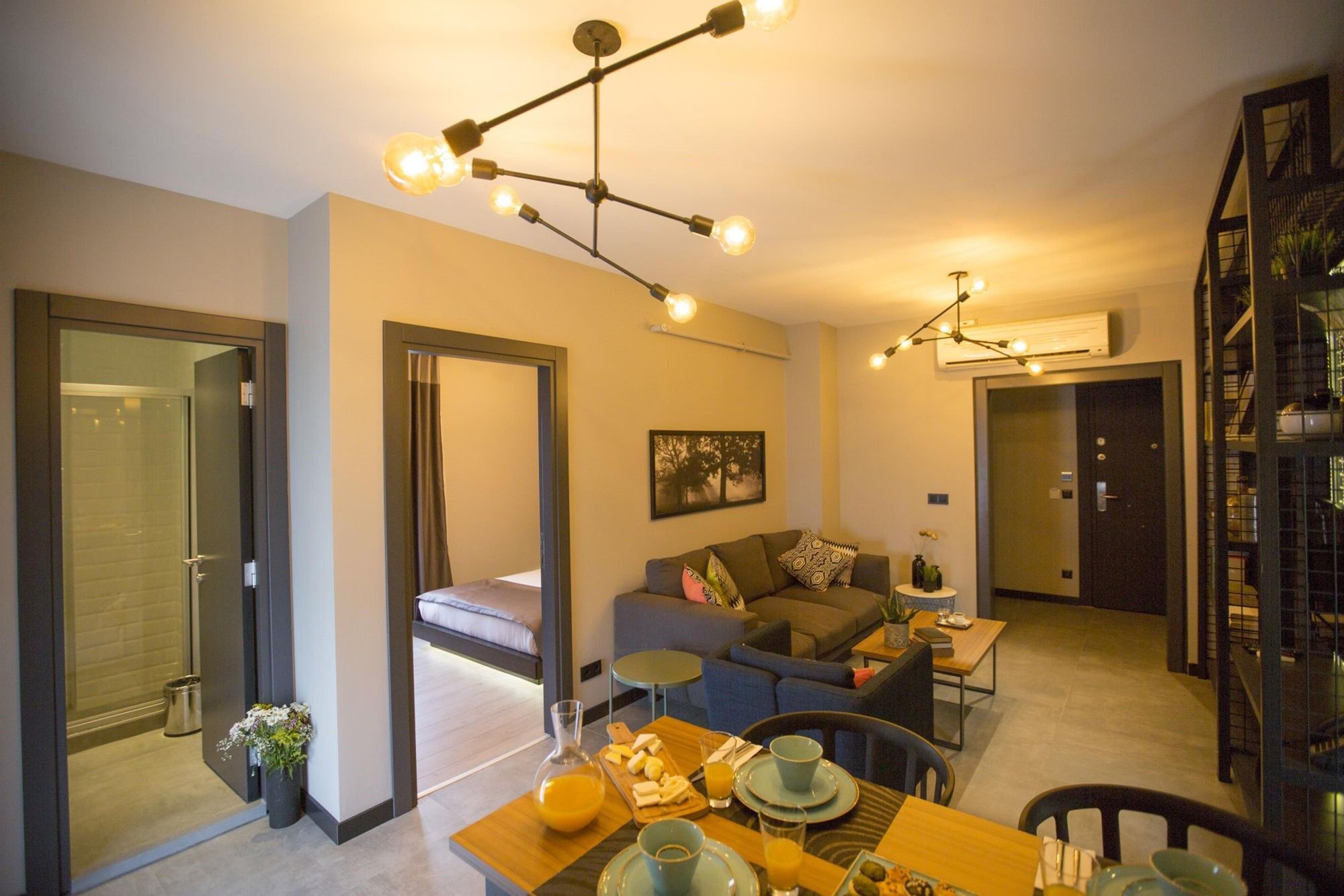 CITYLOFT 36 One Bedroom Suite: Yemek masası, salon ve yatak odası girişi