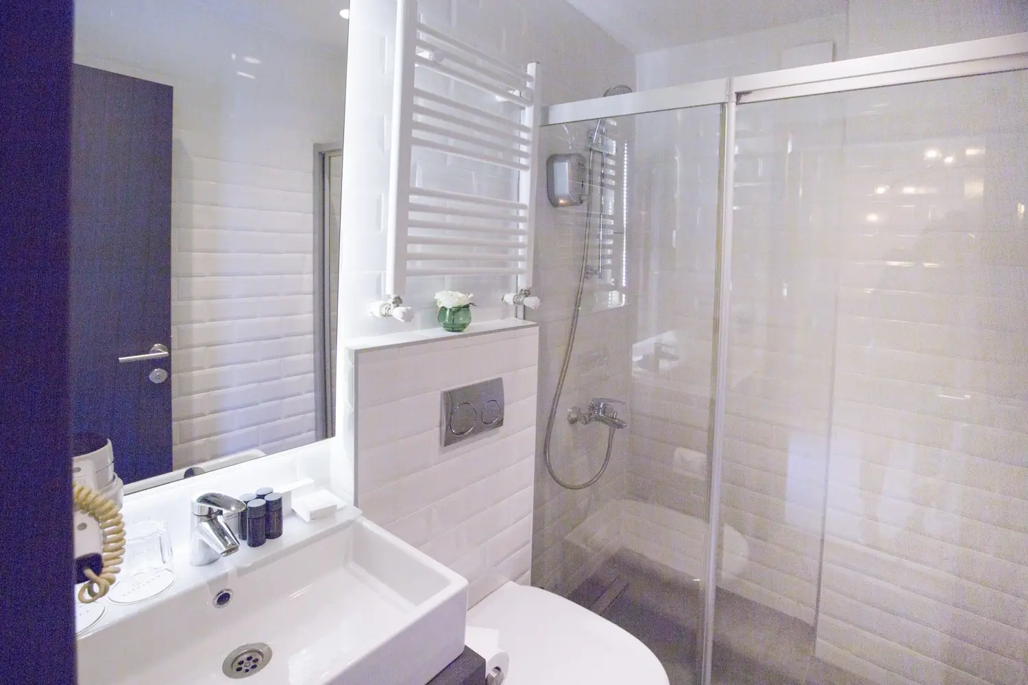 CITYLOFT 36 One Bedroom Suite: Beyaz seramikli banyo, cam duş ve havlupan