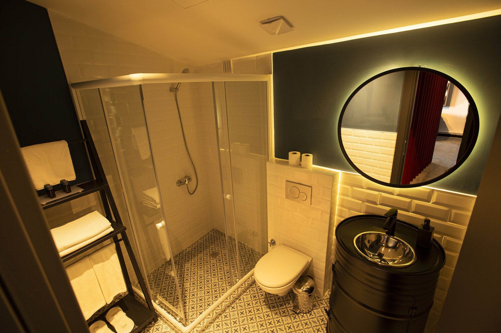 CITYLOFT 64 Studio: Cam duş kabini, yuvarlak ayna ve lavabo