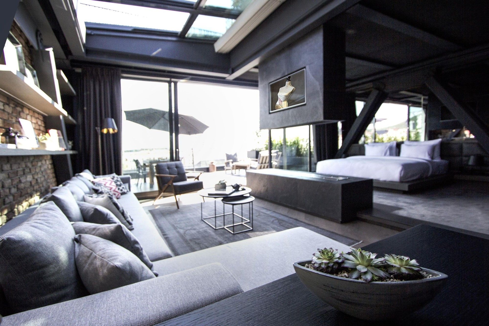CITYLOFT 81 Presidential Suite: Çatı penceresi altında salon ve yatak